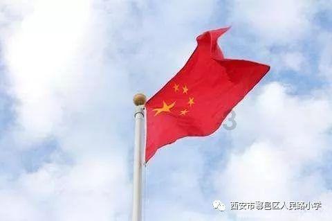 杨紫晒捏脸比心自拍照 双眸明亮表情可爱灵动